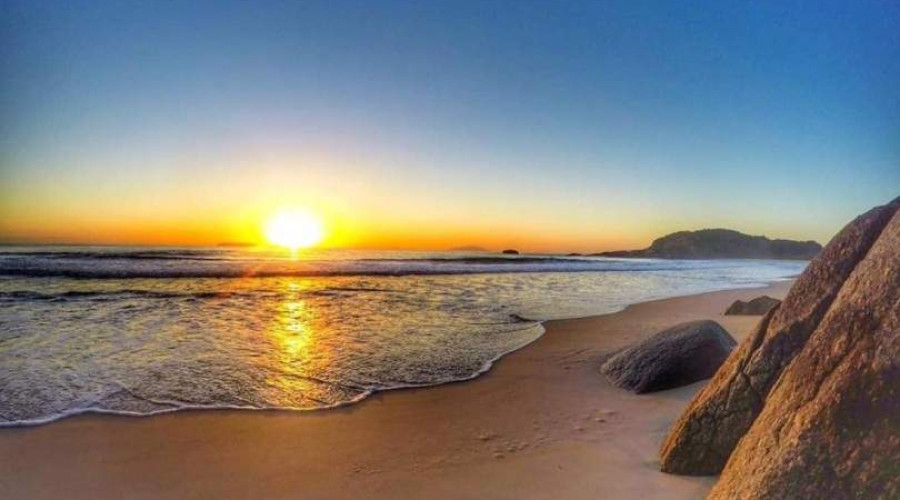 Onde fica Meia Praia?