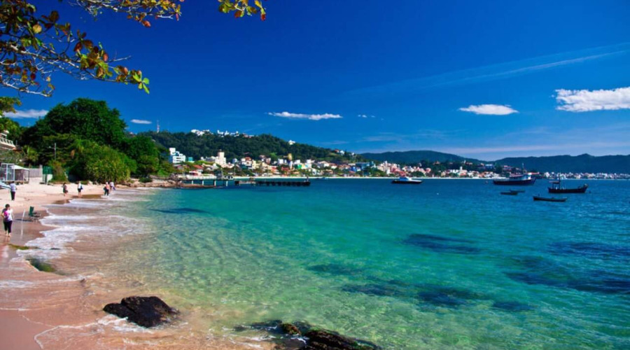 ¿Cuántas playas existen en Bombinhas, Santa Catarina?