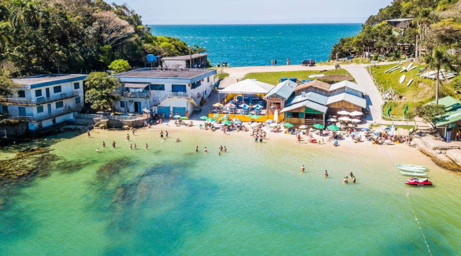 Onde fica a Praia de Bombas?