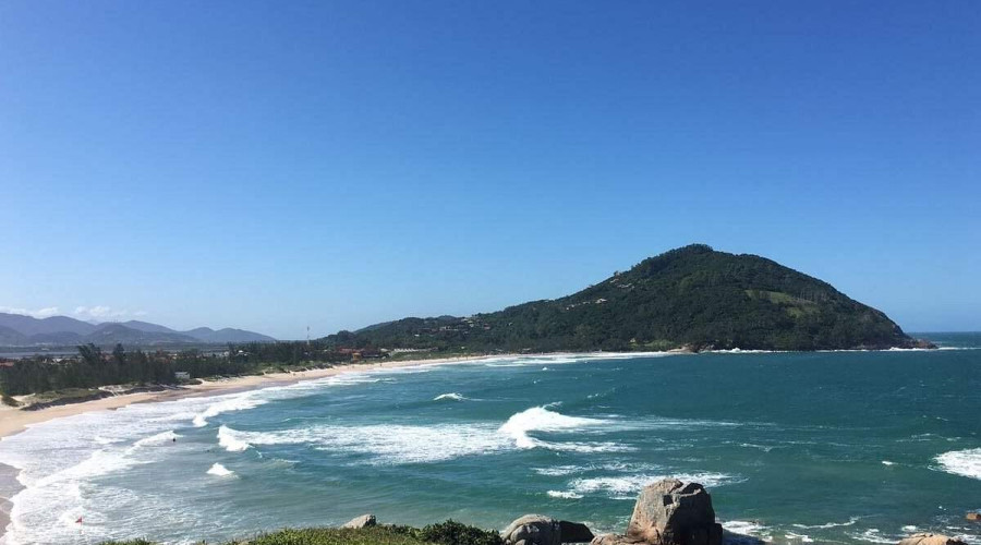 Onde fica a Praia da Ferrugem?